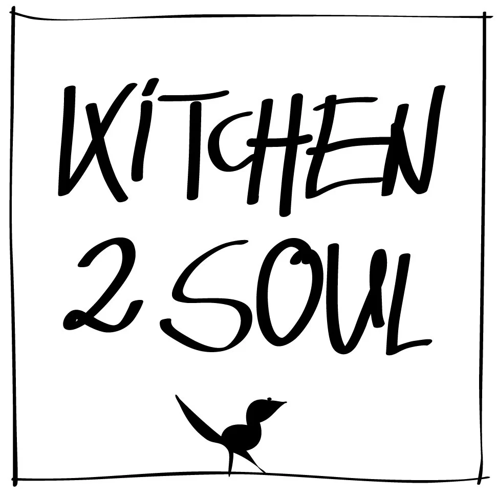 Logo KitchenTwoSoul sieht aus wie Handschrift, ein kleiner Vogel schwarz auf weißem Hintergrund unter dem Text KitchenTwoSoul